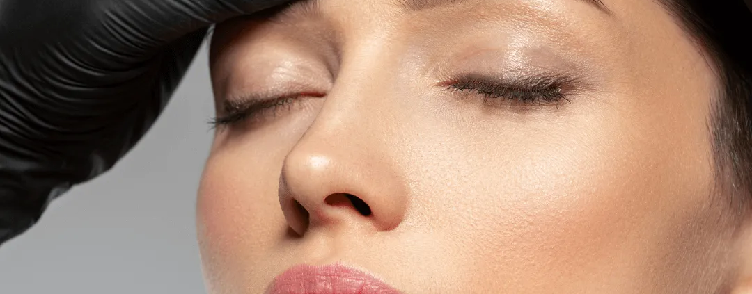 Femme recevant des injections d’acide hyaluronique chez un médecin esthétique à Paris