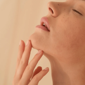 Femme avec des rides sur le menton envisageant des injections d’acide hyaluronique chez un médecin esthétique à Paris, Docteur Dominique Bellecour