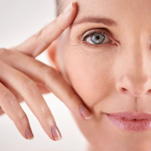 Femme après traitement Skin Booster peeling action anti âge soins esthétiques Paris médecin esthétique Paris Docteur Dominique Bellecour