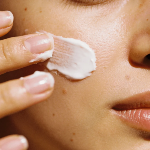 Femme après traitement Skin Booster peau parfaitement hydratée soins esthétiques Paris médecin esthétique Paris Docteur Dominique Bellecour