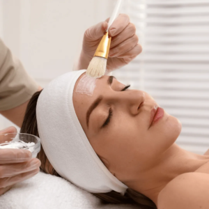 Femme recevant un peeling soins esthétiques Paris médecin esthétique Paris traitement peau Docteur Dominique Bellecour