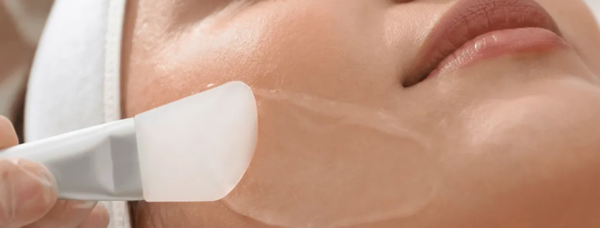 Femme en soin peeling visage soins esthétiques Paris docteur esthétique Paris traitement peau Docteur Dominique Bellecour