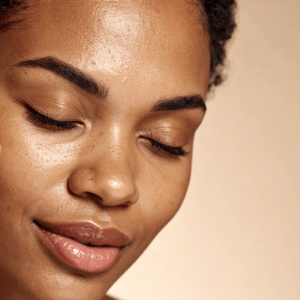 Femme en attente de traitement peeling taches pigmentaires soins esthétiques Paris médecin esthétique Paris Docteur Dominique Bellecour