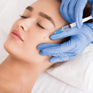 Femme recevant des injections d’acide hyaluronique dans les pommettes chez un médecin esthétique à Paris