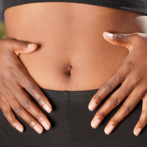 Femme souhaitant cryolipolyse ventre soins esthétiques Paris médecin esthétique Paris Docteur Dominique Bellecour