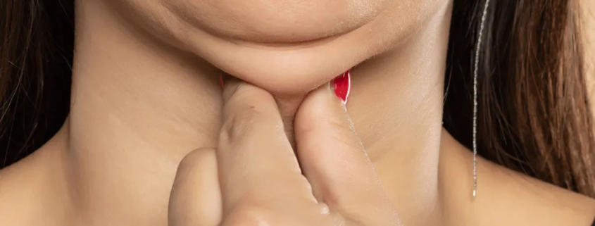 Femme souhaitant cryolipolyse double menton soins esthétiques Paris médecin esthétique Paris Docteur Dominique Bellecour