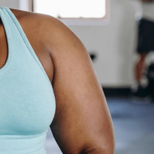 Femme souhaitant Coolwaves pli soutien gorge soins esthétiques Paris médecin esthétique Paris Docteur Dominique Bellecour