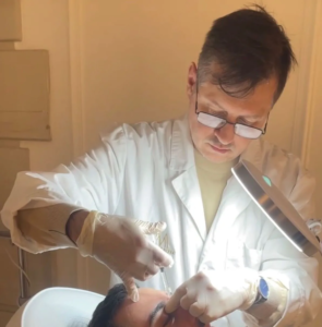 Docteur Dominique Bellecour réalisant une injection d’acide hyaluronique en médecine esthétique à Paris