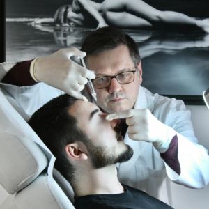 Injection d’acide hyaluronique réalisée par le docteur esthétique Paris Dominique Bellecour pour corriger les rides et restaurer les volumes du visage.