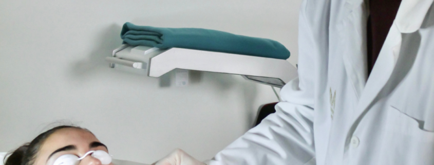 Peeling médical du visage réalisé par le docteur esthétique Paris Dominique Bellecour pour améliorer la qualité de la peau.