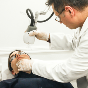 Traitement laser CO2 fractionné réalisé par le docteur esthétique Paris Dominique Bellecour pour le rajeunissement cutané.