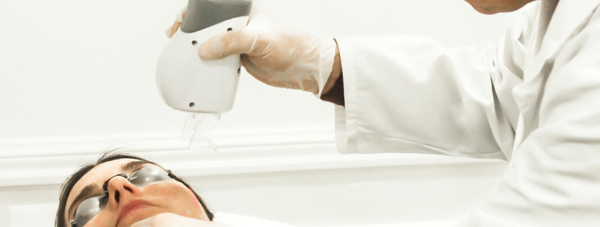 Traitement laser CO2 fractionné réalisé par le docteur esthétique Paris Dominique Bellecour pour le rajeunissement cutané.