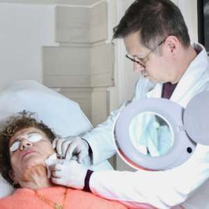 Injection de skinbooster à base d’acide hyaluronique réalisée par le docteur esthétique Paris Dominique Bellecour pour hydrater la peau.