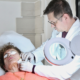 Injection de skinbooster à base d’acide hyaluronique réalisée par le docteur esthétique Paris Dominique Bellecour pour hydrater la peau.