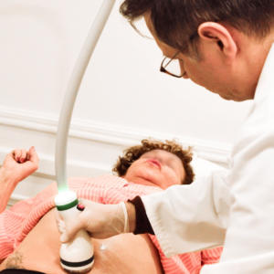 Traitement Coolwaves réalisé par le docteur esthétique Paris Dominique Bellecour pour raffermir la peau et réduire la graisse localisée.