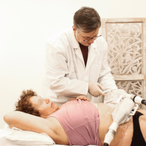 Séance de cryolipolyse réalisée par le docteur esthétique Paris Dominique Bellecour pour éliminer les amas graisseux par le froid.