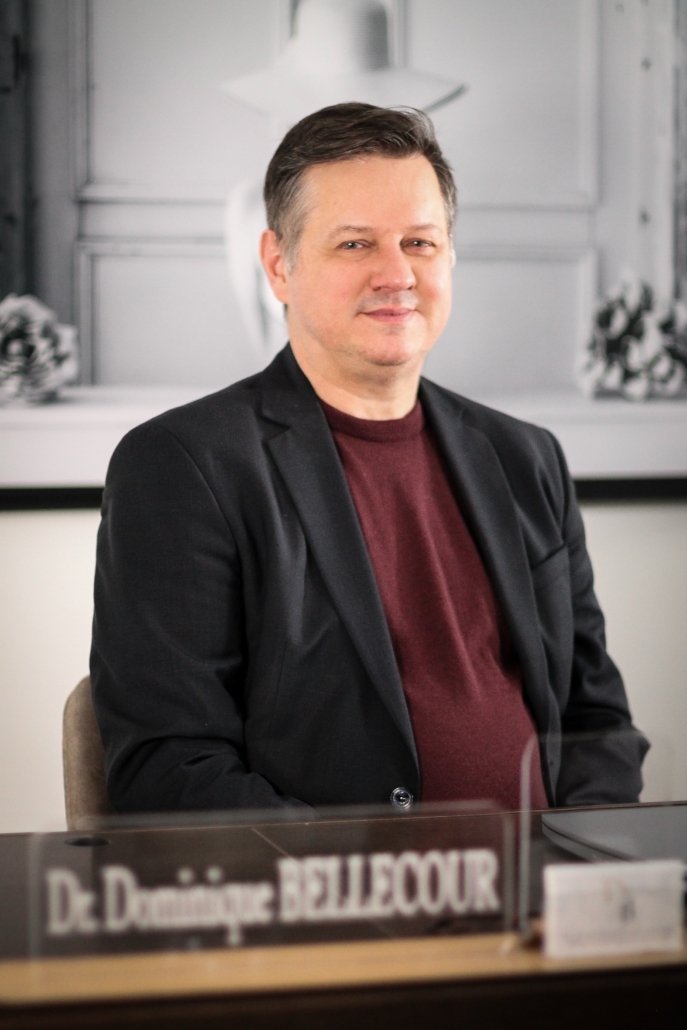 Le Dr Dominique Bellecour dans son cabinet, Maison Marignan, Paris 17e