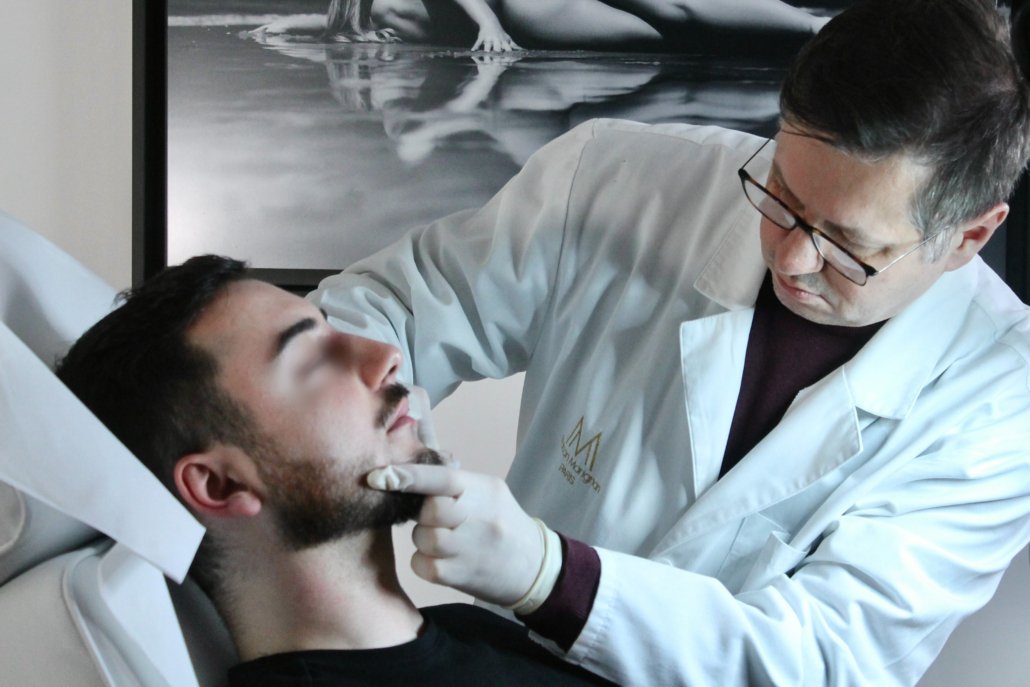Le Dr Dominique Bellecour réalise un acte d'injection au cabinet, dans un cadre médical