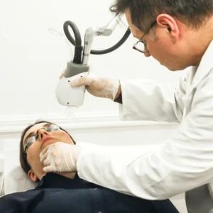 Traitement laser CO2 fractionné réalisé par le docteur esthétique Paris Dominique Bellecour pour le rajeunissement cutané.