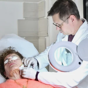 Injection de skinbooster à base d’acide hyaluronique réalisée par le docteur esthétique Paris Dominique Bellecour pour hydrater la peau.