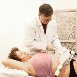Séance de cryolipolyse réalisée par le docteur esthétique Paris Dominique Bellecour pour éliminer les amas graisseux par le froid.